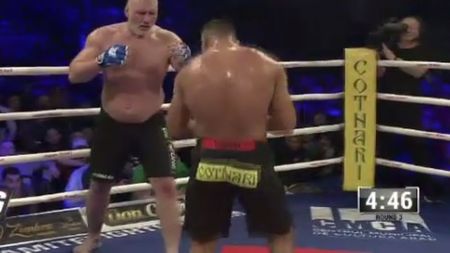 În formă la 45 de ani! Motivat de soție cu un pupic, Tolea l-a ”distrus” pe Lambagiu într-un meci cu reguli de MMA
