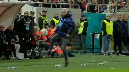 Marius Șumudică, gest care i-a determinat pe fanii rivalei să explodeze! Ce a făcut în fața băncii de rezerve în FCSB - Rapid București