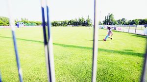 "Mamă, zici că sunt Bănel!"** Părăsită de steliști, Ghencea a fost transformată în maidan de copiii din cartier!