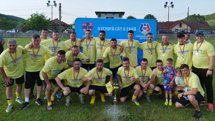 Percheziții la una dintre campioanele județene! Clubul ar fi depus adeverințe false pentru amânarea a două meciuri, iar delegatul a primit o suspendare de un an. Reacția antrenorului după ce s-a trezit cu poliția la ușă