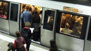 Veste bună pentru fanii roș-albaștrilor!** RATB și Metrorex au prelungit programul de funcționare până la ora 1.00 pentru meciul Steaua-VfB