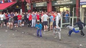 VIDEO | Umilitor! Fanii englezi și-au bătut joc de mai mulți copii romi din Franța. Cum i-au pus să se "bată" pentru bani