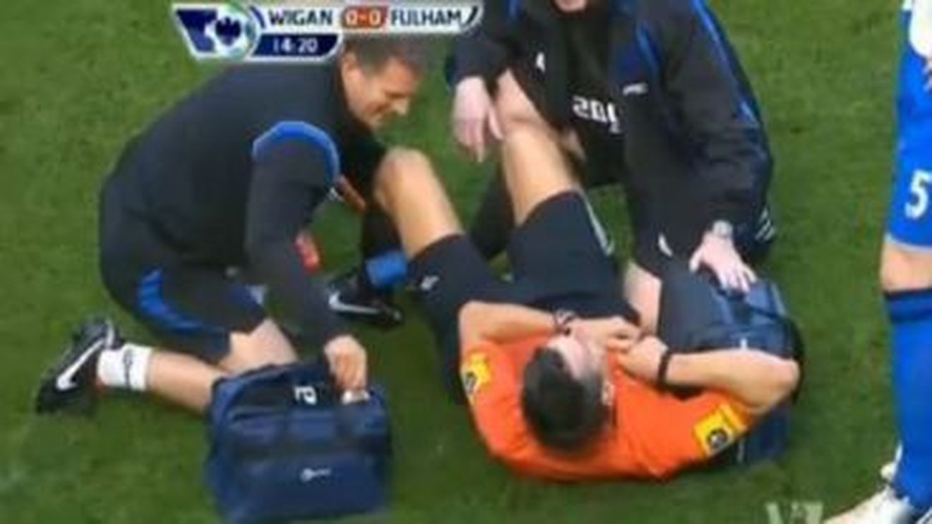 VIDEO Asta nu are cum să nu fie FAZA ETAPEI!** Arbitrul putea sfârși cu fractură, dar a încheiat cu o reacție genială la adresa "agresorilor"