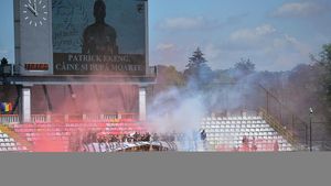 GALERIE FOTO | Lacrimile dinamoviștilor. Jucătorii și suporterii și-au luat rămas bun de la Patrick Ekeng pe stadionul din Ștefan cel Mare