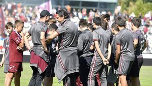 „Dă-mi hârtie, vinde-mă, că oricum nu mă mai vrei!”. Fundaşul a plecat de la Rapid la rivala de moarte Steaua