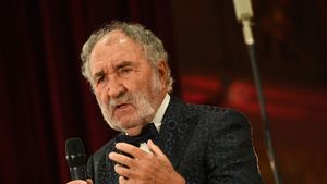 Ion Țiriac a dat mega-lovitura financiară și e din nou cel mai bogat român! Averea magnatului a „explodat” în vreme ce fondatorul UiPath, Daniel Dineș, ar fi pierdut 1,3 miliarde de dolari!