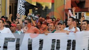 FOTO Peste 1.000 de fani ai "șepcilor roșii" au fost pe Cluj Arena!** Dulca a întrerupt antrenamentul pentru ca jucătorii să discute cu suporterii