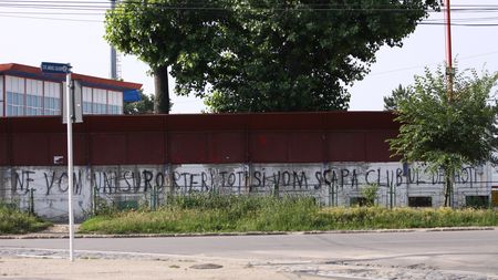 FOTO Fanii Oțelului au ajuns la capătul răbdării!** Au umplut Galațiul cu mesaje anti-Borș după depunctare: "Vom scăpa clubul de hoți"