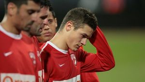 Torje, ținta miștourilor fanilor steliști!** Vezi ce i-a făcut pe aceștia să râdă de mijlocaș