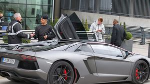 N-a mai jucat de 6 luni, dar astăzi a apărut la antrenament cu această mașină. FOTO Fotbalistul care a atras toate privirile