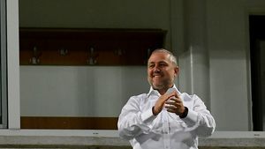 Mihai Rotaru încearcă să dea lovitura și să îl „sufle” lui Neluțu Varga pe Silviu Lung Jr. Ce atuuri are clubul din Craiova în lupta cu banii fără limite pe care îi plătește CFR Cluj | EXCLUSIV