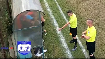 Se întâmplă în România! Arbitrul a oprit meciul și a poftit ”după gard” antrenorul și jucătorii de pe banca de rezerve dacă vor continua să procedeze la fel | VIDEO de senzație