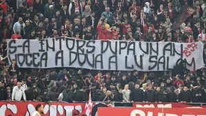 Războiul bannerelor în derby! Galeria lui Dinamo a ştiut majoritatea mesajelor rapidiste