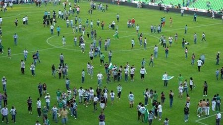 Momente de GROAZĂ‚!**  Meci din Mexic, oprit din cauza focurilor de armă! VIDEO