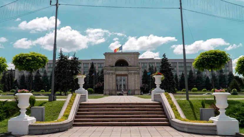 Bancul zilei. Un chinez ajunge în Chişinău cu afaceri. I se face foame, aşa că….