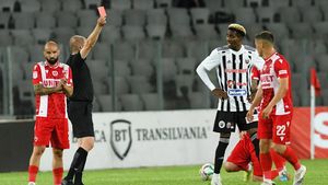 Dezastru pentru doi arbitri români! Au picat testele fizice FIFA și sunt excluși până le pot da din nou: unul dintre ei a condus finala Cupei României în sezonul trecut! | EXCLUSIV