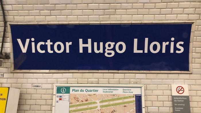 Un tribut adus campionilor mondiali: "Trenul circulă pe direcția On a 2 Etoile - Victor Hugo Lloris. Pentru Nous Avron Gagne, coborâția la stația Notre Didier Deschamaps"
