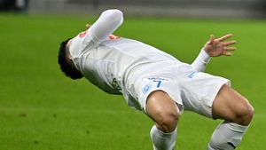 Universitatea Craiova achită clauza de achiziţionare definitivă a lui Luis Paradela, deşi jucătorul va lipsi de pe teren peste jumătate de an. EXCLUSIV