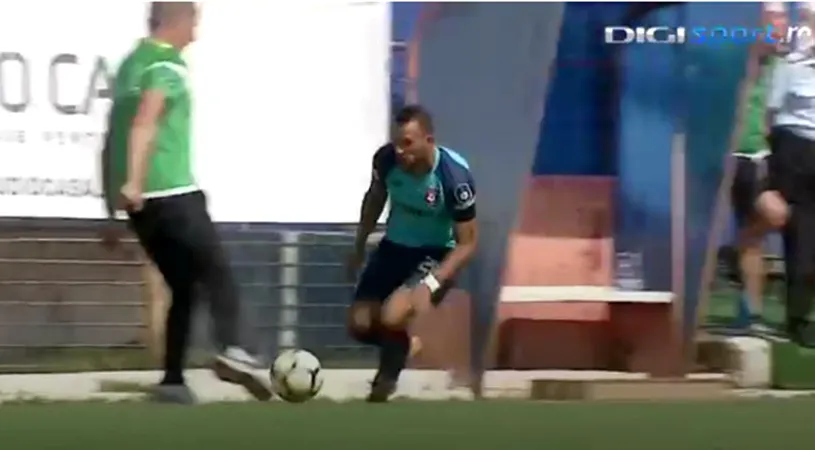 Reacția lui Emil Săndoi după ce a intrat pe teren și a deposedat un jucător advers:** 