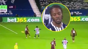 Bănel Nicoliță ar fi invidios! Romaine Sawyers s-a făcut de râs, după autogolul anului în Premier League | VIDEO