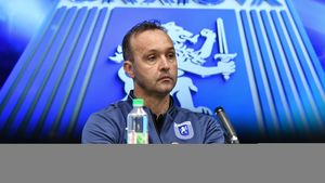 Papură și un discurs așa cum n-a mai fost vreodată! Strigătul de luptă al antrenorului Craiovei, înainte de meciul cu ungurii de la Honved. Câți fani vor fi în tribune