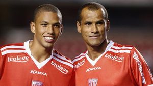 VIDEO | De asta e frumos fotbalul! Noul transfer al lui Dinamo și marele Rivaldo fac spectacol pe teren în același timp. Momentul în care fiul îi sărută gheata tatălui  