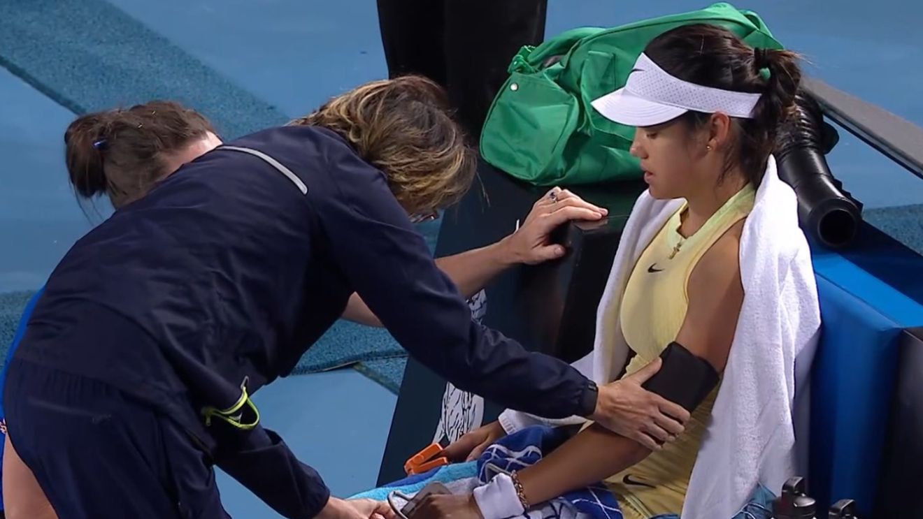 Coșmarul Soranei Cîrstea a lovit-o și pe Emma Răducanu la Australian Open! Britanicei i s-a făcut rău pe teren și a pierdut în turul doi. FOTO