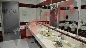 FOTO - Suporterii lui "U" Cluj au devastat stadionul rivalilor de la CFR