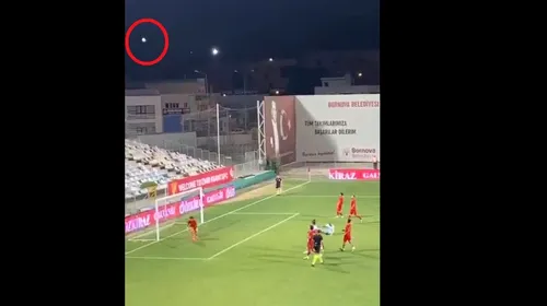 Așa ceva mai rar: fotbalistul din naționala Angliei a trimis mingea peste stadion din penalty! Comentatorii au luat-o razna când au văzut execuția: „Credea că e lovitură liberă” | VIDEO