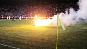 S-a aflat cine a aruncat fularul cu torțe!** Vezi ce riscă jucătorul "câinilor"