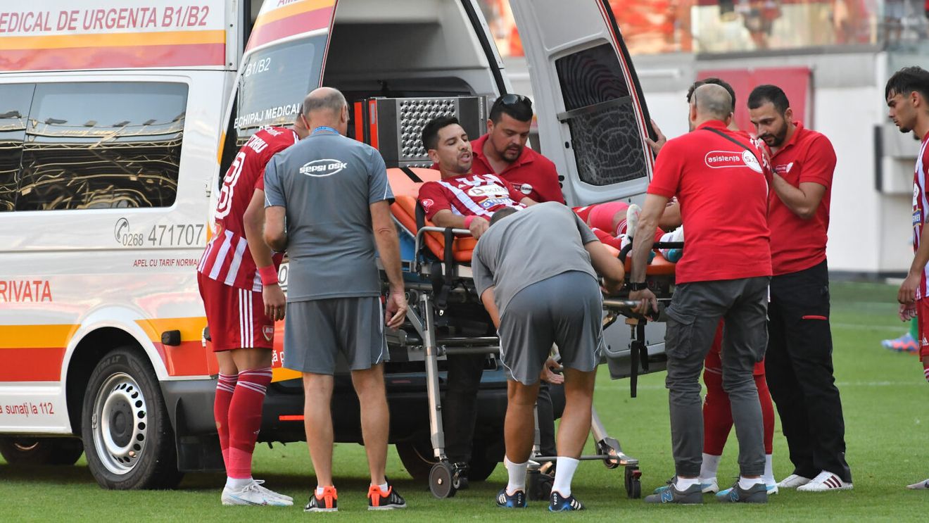 Intrare criminală în Sepsi - FC U Craiova: arbitrul n-a stat pe gânduri și a arătat roșu direct! Momente penibile oferite de medicii de la stadion
