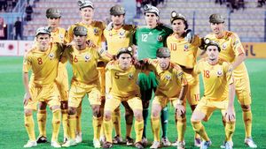 Naționala a semnat cu un nou sponsor, Mutu&Co trebuie să poarte căști de miner la intarea pe teren!** :) Cea mai tâmpită caterincă