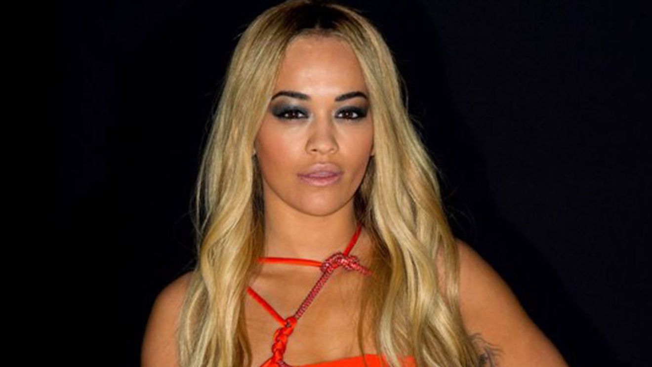 Rita Ora, apariție de senzație la Săptămâna Modei de la Paris