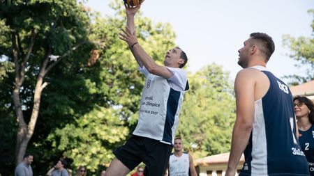 "Ce este mai spectaculos: un duel unu la unu în ultimele 5 secunde la baschet sau ultimul asalt la sabie?" Atac de trei secunde cu Mihai Covaliu, la startul Campionatului European de baschet 3x3