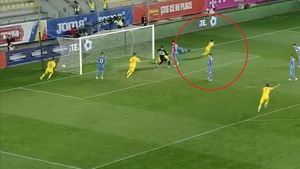 Toți ochii au fost pe Olimpiu Moruțan! Cum a sărbătorit golul înscris cu Ucraina U21 după ce în urmă cu un an a fost eliminat pentru că și-a scos tricoul FOTO