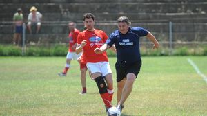 VIDEO | La patru luni după ce a ieșit din spital, Dănuț Lupu se bate pentru promovarea în Liga a III-a în calitate de jucător
