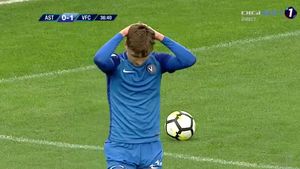 FOTO | Ratare imensă pentru unul dintre cei mai promițători ucenici ai "Regelui" în meciul cu Astra. El și coechipierii și-au pus mâinile în cap când au văzut finalul fazei