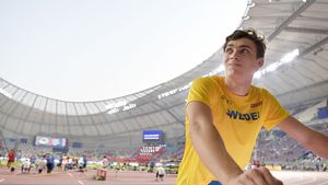 Un tînăr suedez a doborât la Roma un record vechi de 26 de ani deținut de Serghei Bubka la săritura cu prăjina. Cine este Armand Duplantis | VIDEO