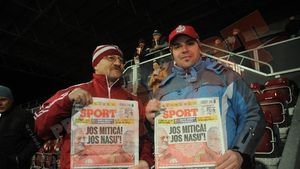FOTO** Suporterii l-au IGNORAT pe Mitică și au dus ediția tipărită a ProSport-ului la CFR Cluj - FCM Tg. Mureș