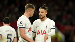 Transferul la Liverpool îi aduce linişte lui Radu Drăguşin. Arne Slot l-a cerut pe fundaşul central olandez de la Tottenham