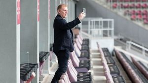 Primele două transferuri bombă pe care le vrea Neil Lennon de la Dan Șucu! I-a cerut doi fotbaliști pentru Rapid: unul e de la Celtic