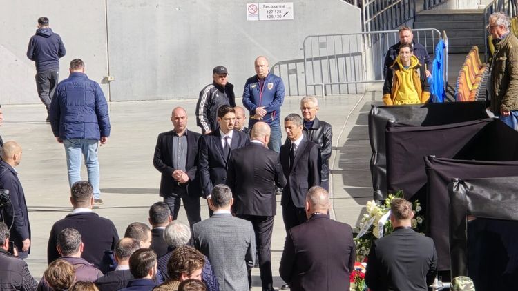 S-A STINS IL LUCE Ilie Bolojan și-a luat adio de la Mircea Lucescu. Premierul i-a prezentat condoleanțe lui Răzvan Lucescu la catafalcul tatălui său