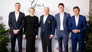 David Popovici, întâlnire cu Prințesa Charlene de Monaco. Campionul olimpic a participat la o gală unde s-au strâns 600.000 de euro, într-o oră