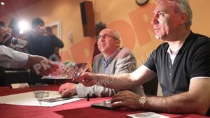 FOTO EXCLUSIV Hristo Stoichkov, fostul câștigător al "Balonului de Aur", vizitează o comună din România