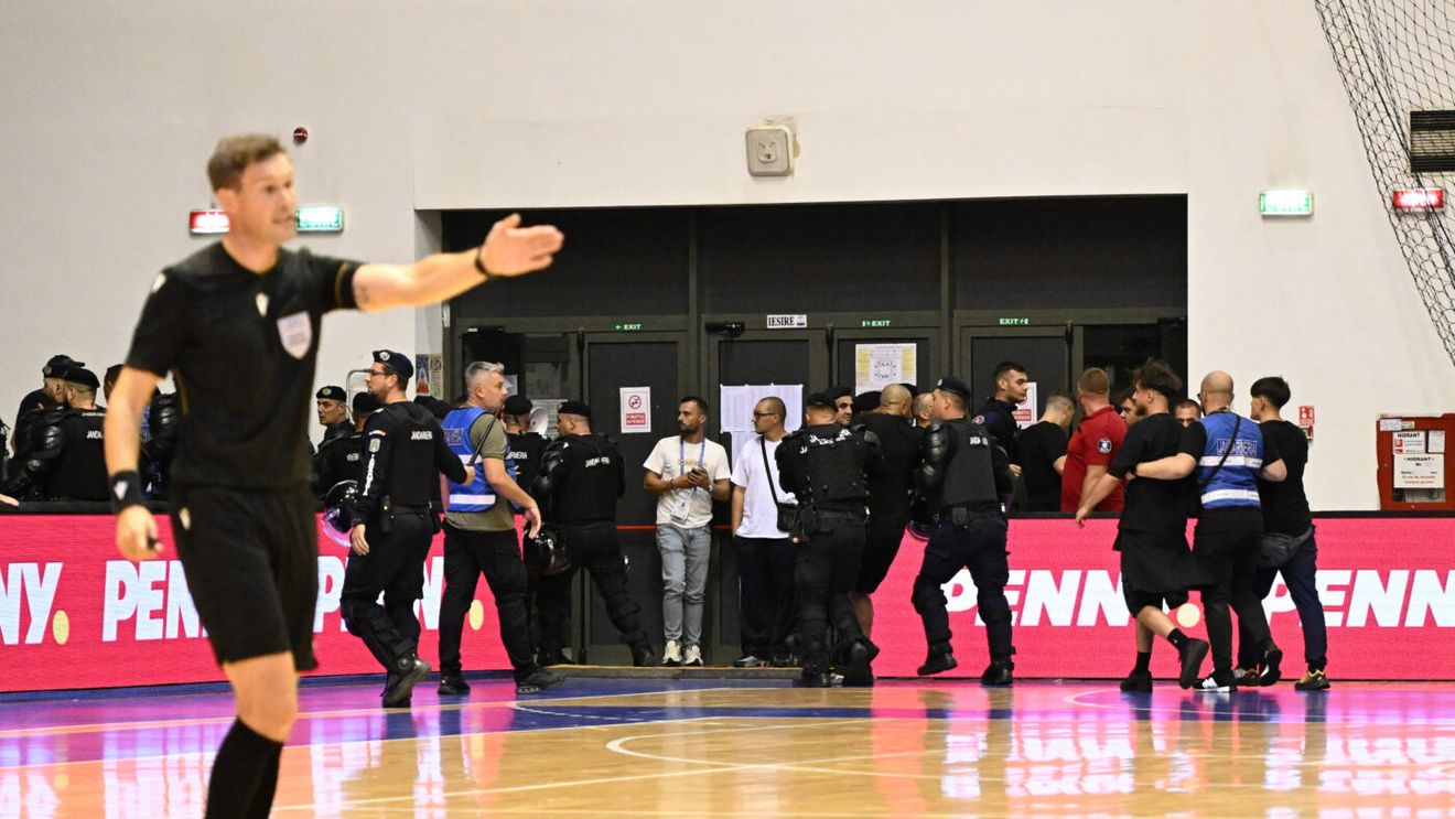 Imaginea care a declanșat bătaia de la Craiova și a dus la întreruperea meciului România - Ungaria. Ce a apărut pe tabela din Polivalentă