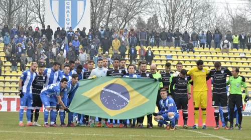 FOTO | Gest superb al oltenilor. Imnul Braziliei a fost ascultat înainte de CSU Craiova – Poli Timișoara, fotbaliștii au ieșit pe teren cu două steaguri