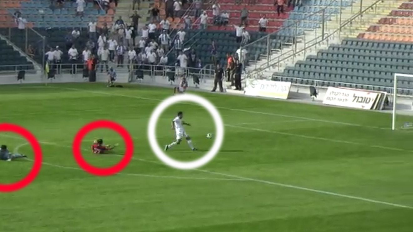 Portarul și fundașul, depășiți!** Singur cu poarta goală, un fotbalist a oferit una dintre imaginile anului: ce crezi că a "reușit" să facă