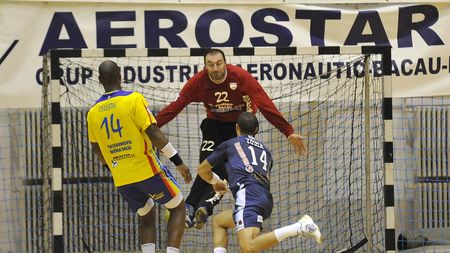 Mascota Bacăului și-a făcut de cap la meciul cu HCM. Le-a reproșat oaspeților inclusiv evoluțiile mai slabe din Liga Campionilor