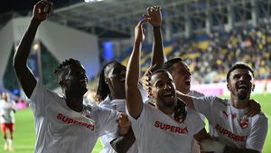 Zeljko Kopic l-a trimis pe banca de rezerve și ar putea să plece, dar jucătorul lui Dinamo este o veritabilă vedetă în țara lui: „În fiecare săptămână!”