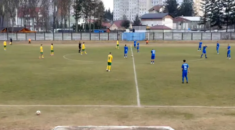 VIDEO | Moment comic la un meci din Liga 3. Atacantul gazdelor n-a înțeles prea multe după golul propriei echipe, iar colegii și-au pus mâinile în cap